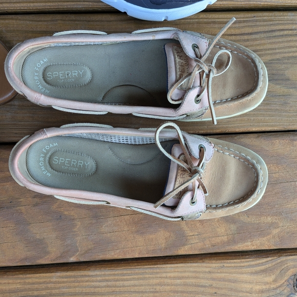 Assorted Footwear Collection - Picture 4 of 4